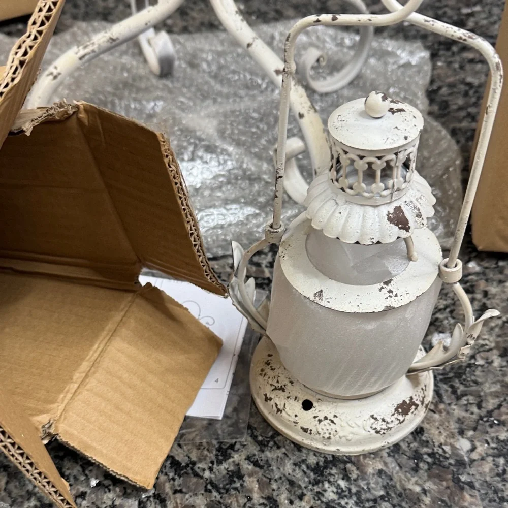 Distressed Lantern Stand with lanterns NEW
